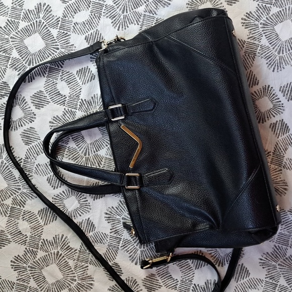 Steve Madden Handbags - Steve Madden vegan leather multi compartment zip travel messenger laptop bag